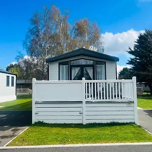 Evergreen With Hot Tub Chalet York
