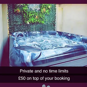 Apartment Esterville 1 And 2 Bedrooms Hot Tub Availability, Belfast